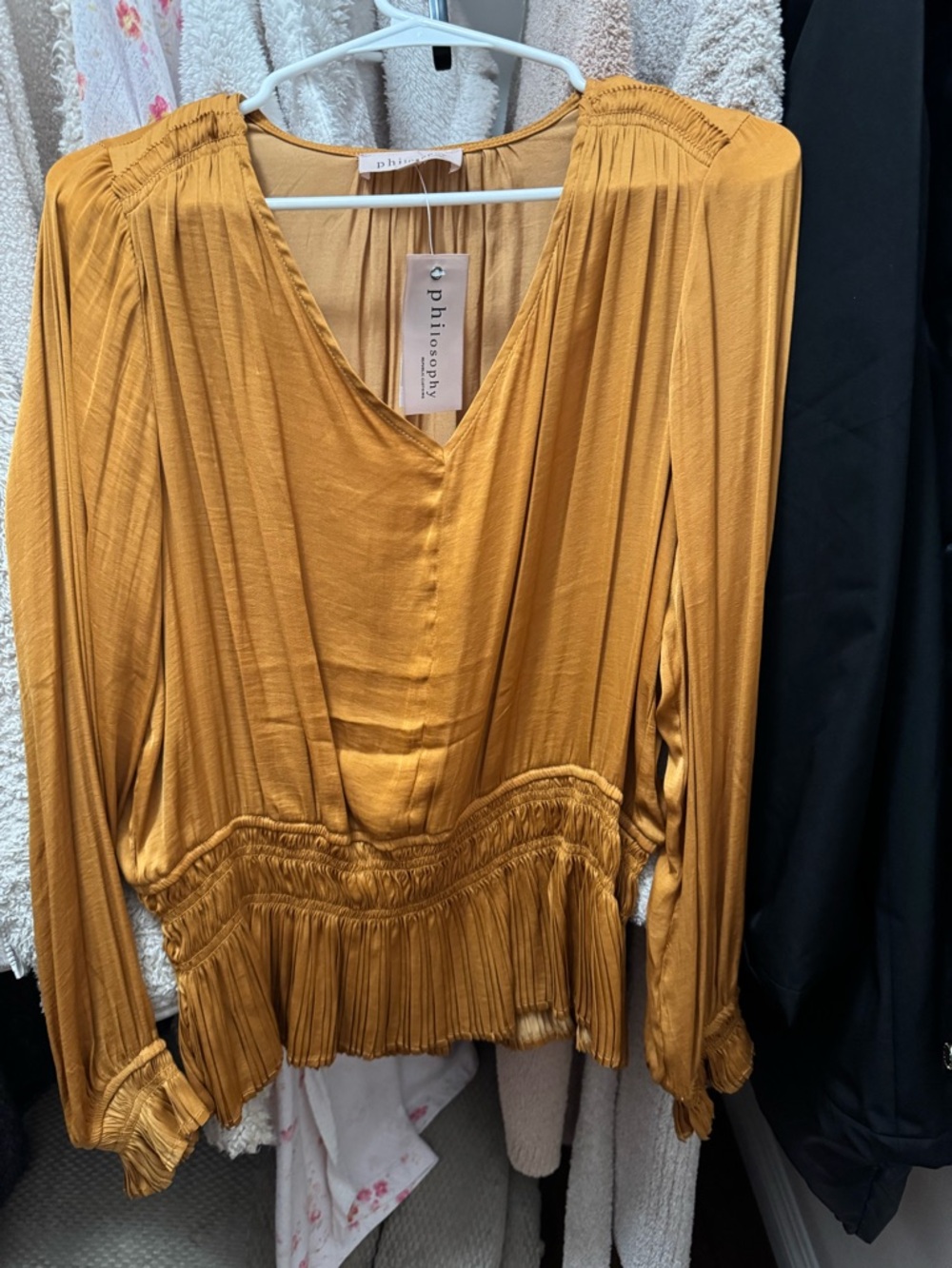 Philosophy Mustard Gold V-Neck Pleated Waist Blouse
Size Xl  
New with tags